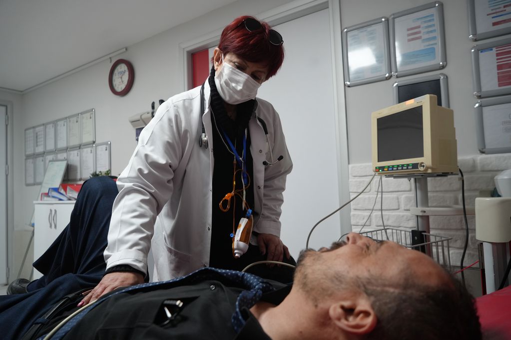 Kemoterapi Alırken Görevine Devam Eden Hekimden İlham Veren Mücadele