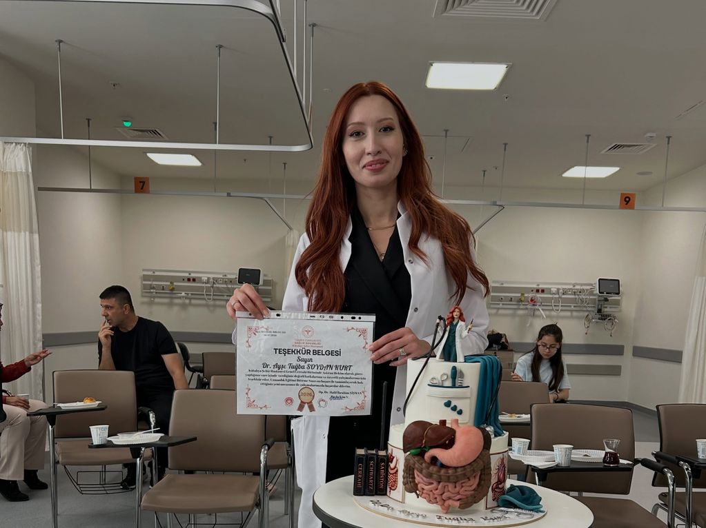 Kütahya Şehir Hastanesi'nde Uzmanlık Başarısı: Dr. Ayşe Tuğba Kurt Genel Cerrahi Uzmanı Oldu