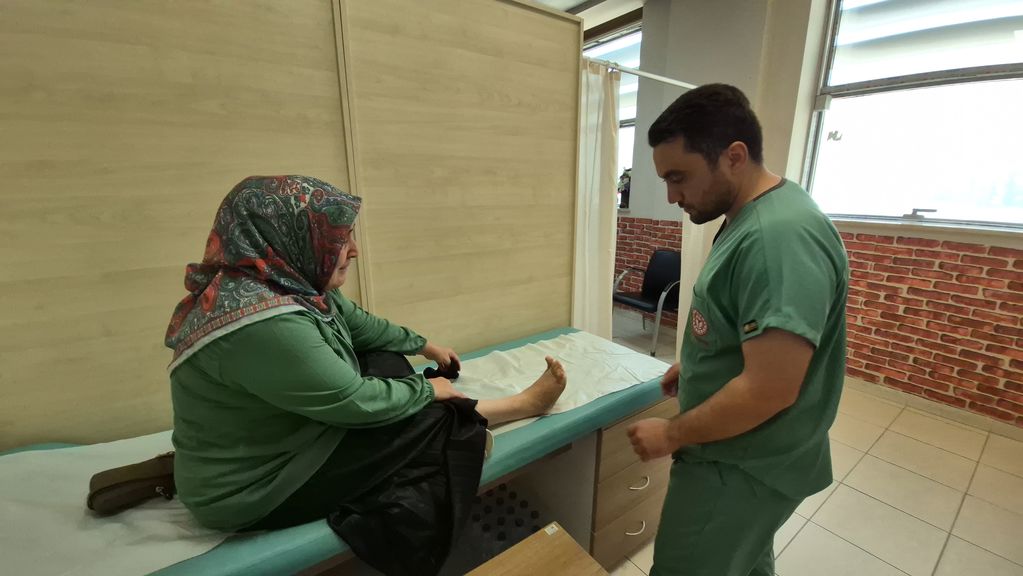 51 Yıl Sonra İlk Kez Ayakkabı Giydi: Çarpık Ayak Ameliyatıyla Hayatı Değişti