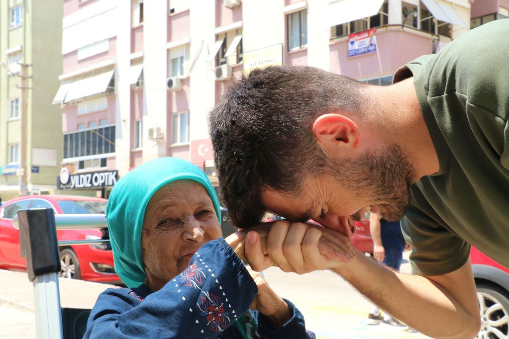 6 Yıl Önce Yaptığı Kök Hücre Bağışı Annesinin Hayatını Kurtardı: Doktorlar "Milyonda Bir" Dedi