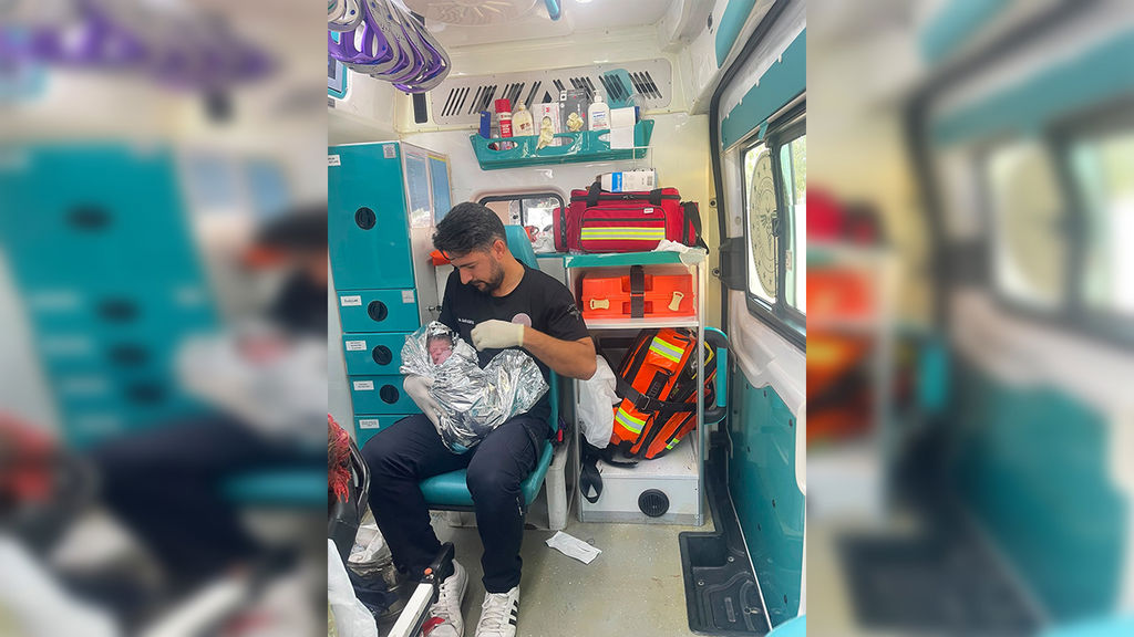 Şanlıurfa'da 112 Ekipleri Araç İçinde Doğum Yaptırdı: Anne ve Bebek Sağlıklı
